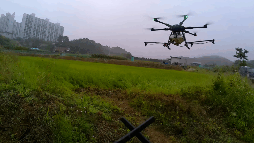 농업용드론을이용 논제초제 방제하는모습